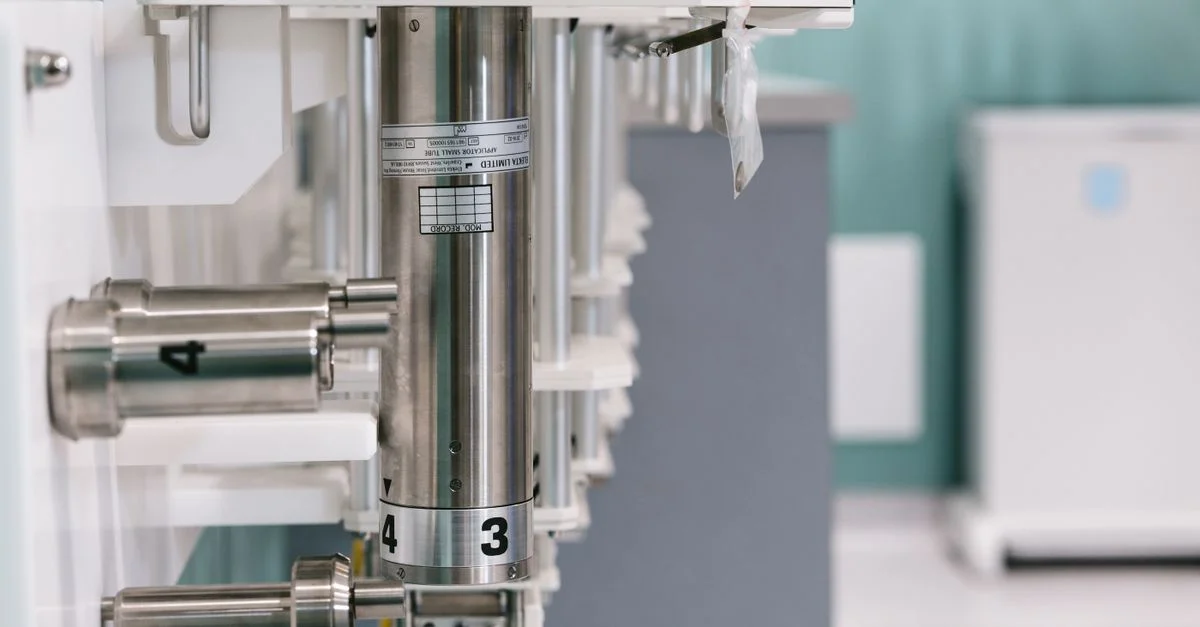 Gros plan sur des appareils métalliques de laboratoire dans un environnement de recherche stérile.